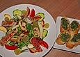 Salat mit Putenstreifen und Kr&auml;uterbutterbaguette