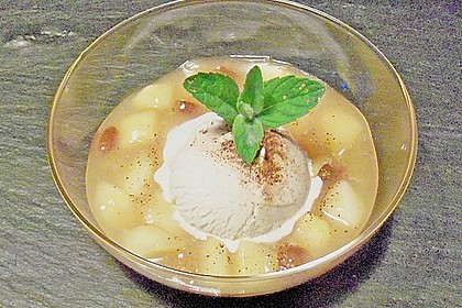Apfelgr&uuml;tze mit Vanilleeis