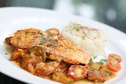 1a Lachs mit Zucchini und Tomaten