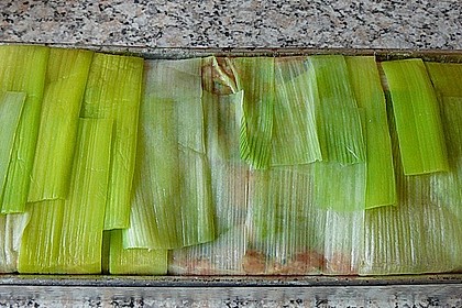 Hackbraten im Porreemantel mit Paprikasauce