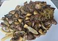 H&auml;hnchenherzen mit Champignons und Zwiebeln