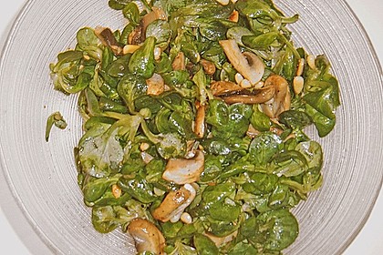 Feldsalat mit Champignons und Pinienkernen