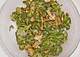 Feldsalat mit Champignons und Pinienkernen