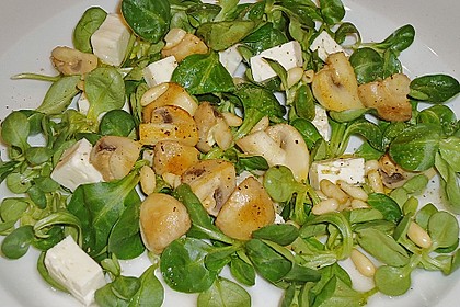 Feldsalat mit Champignons und Pinienkernen 1