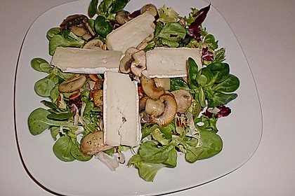 Feldsalat mit Champignons und Pinienkernen 2