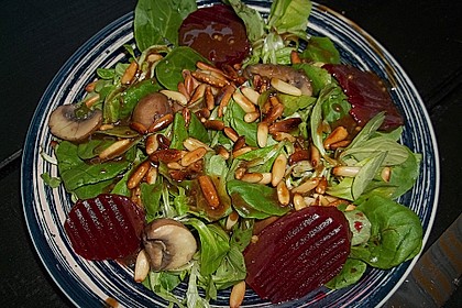 Feldsalat mit Champignons und Pinienkernen 3