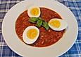 Gekochte Eier in pikanter Tomatensauce