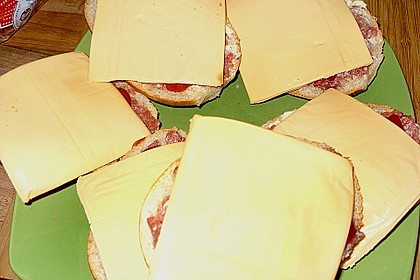 &Uuml;berbackene Hackfleischbr&ouml;tchen