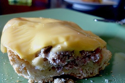 &Uuml;berbackene Hackfleischbr&ouml;tchen 2