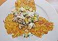 Matjes - Salat auf Kartoffelpuffer