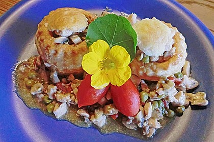 K&ouml;niginpastetchen mit H&auml;hnchen in einer feinen Estragon - Sahne - Sauce