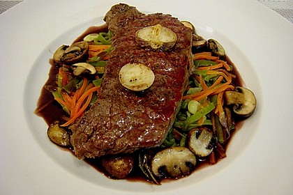 Rumpsteak auf Bohnen- und M&ouml;hrenstreifen mit Champignons
