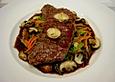 Rumpsteak auf Bohnen- und M&ouml;hrenstreifen mit Champignons