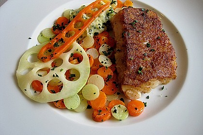 Pollakfilet an M&ouml;hren- und Kohlrabitalern und einem Kartoffelp&uuml;ree 1