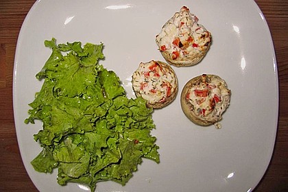 Vegetarisch gef&uuml;llte Champignons auf Reis