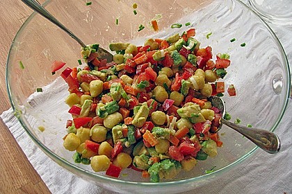 Lauwarmer Gnocchini - Avocado - Salat mit Knoblauchdressing