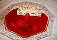 Eierlik&ouml;rparfait auf Beerensauce