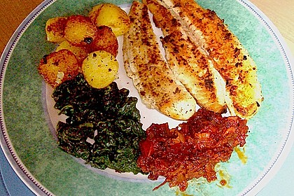 Pangasius auf Spinat und Tomaten