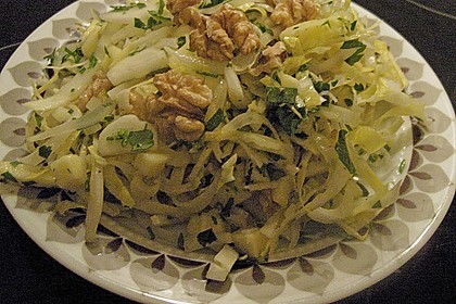 Chicoree - Salat mit &Auml;pfeln und N&uuml;ssen