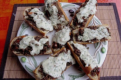 Baguettes gef&uuml;llt mit pikantem Hackfleisch und Gem&uuml;se