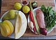 H&auml;hnchenbrustfilets auf Zitronengras gespie&szlig;t, mit pikant gew&uuml;rztem Obst