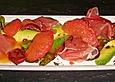 Rosa Grapefruit mit Avocado und Parmaschinken