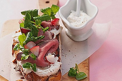 Ger&ouml;stetes Bauernbrot mit Brunnkresse