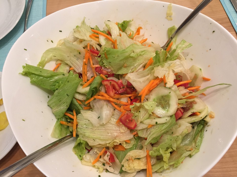 Gemischter Salat mit Pinienkernen und Honig - Senf - Dressing (Rezept ...