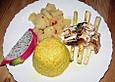 H&auml;hnchenbrust auf Zitronengrasspie&szlig;en mit Kurkumareis, Ananas und Zitronenso&szlig;e