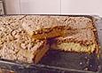 Nusskuchen auf dem Blech mit Nussbaiser
