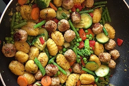 Gnocchi-Gemüse-Pfanne mit Mettbällchen 9