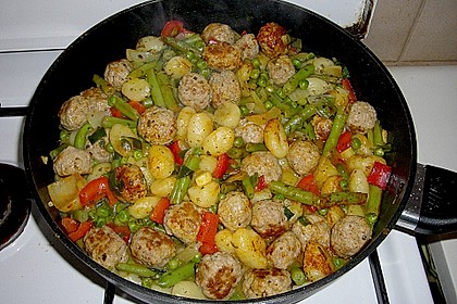Gnocchi-Gemüse-Pfanne mit Mettbällchen 6