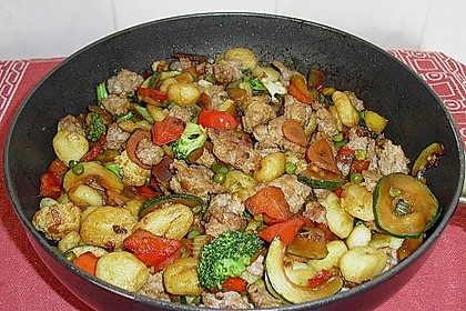 Gnocchi-Gemüse-Pfanne mit Mettbällchen 11