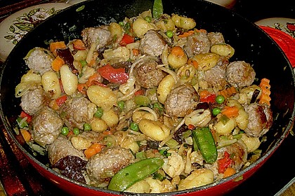 Gnocchi-Gemüse-Pfanne mit Mettbällchen 34