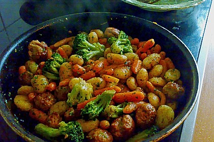 Gnocchi-Gemüse-Pfanne mit Mettbällchen 43