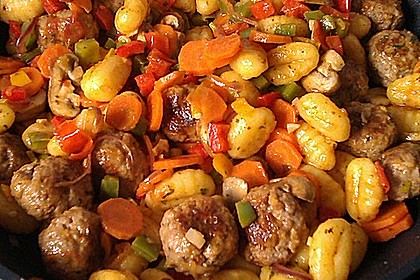 Gnocchi-Gemüse-Pfanne mit Mettbällchen 3