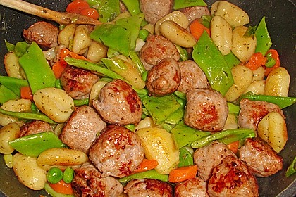 Gnocchi-Gemüse-Pfanne mit Mettbällchen 8