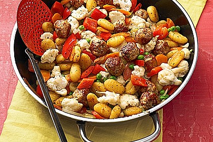 Gnocchi-Gemüse-Pfanne mit Mettbällchen
