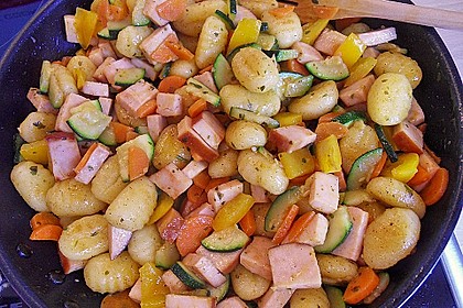 Gnocchi-Gemüse-Pfanne mit Mettbällchen 12