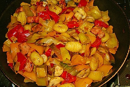 Gnocchi-Gemüse-Pfanne mit Mettbällchen 14