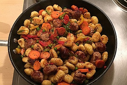 Gnocchi-Gemüse-Pfanne mit Mettbällchen 46