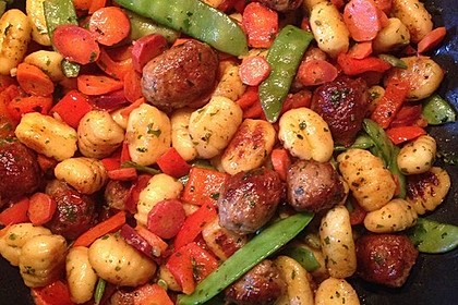 Gnocchi-Gemüse-Pfanne mit Mettbällchen 22