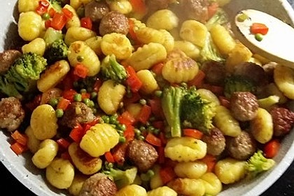Gnocchi-Gemüse-Pfanne mit Mettbällchen 5