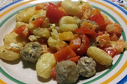 Gnocchi-Gemüse-Pfanne mit Mettbällchen 23
