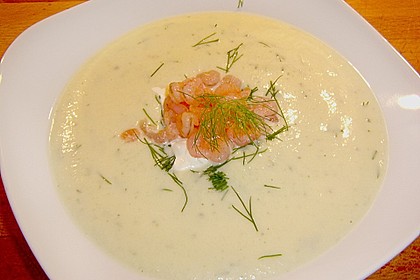 Sommerliche Gurkensuppe mit R&auml;ucherlachs