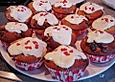 Muffins mit wei&szlig;er Schokolade und Kirschen