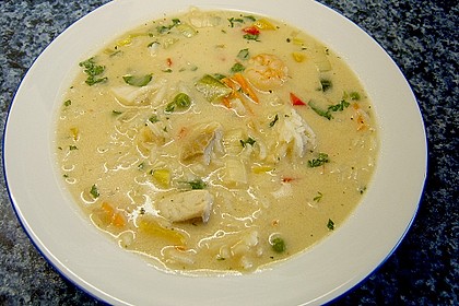 Ecuadorianische Fischsuppe mit Salsa