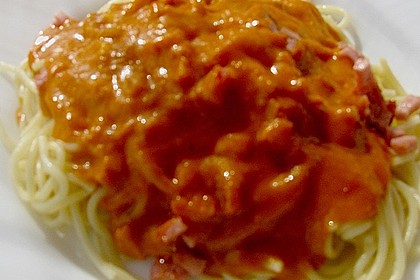 Spaghetti mit Tomatensauce und Kochschinken