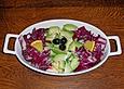 Radicchio mit Avocado und schwarzen Oliven