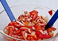 Paprikasalat mit Tomaten, Zwiebeln und Fleischwurst